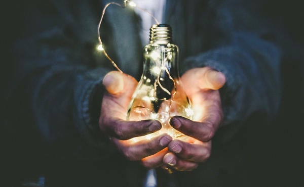 hands holding a glowing lightbulb (c) Riccardo Annandale unsplash