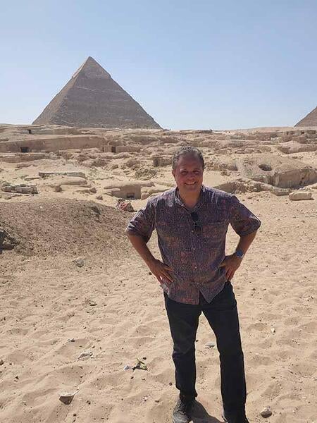 Sean Jasso at Gizeh pyramid in Egypt