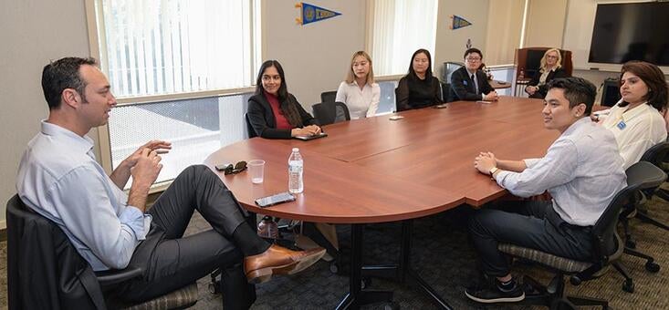 Executive Fellow David Gutierrez ’04 with students in Olmsted Hall